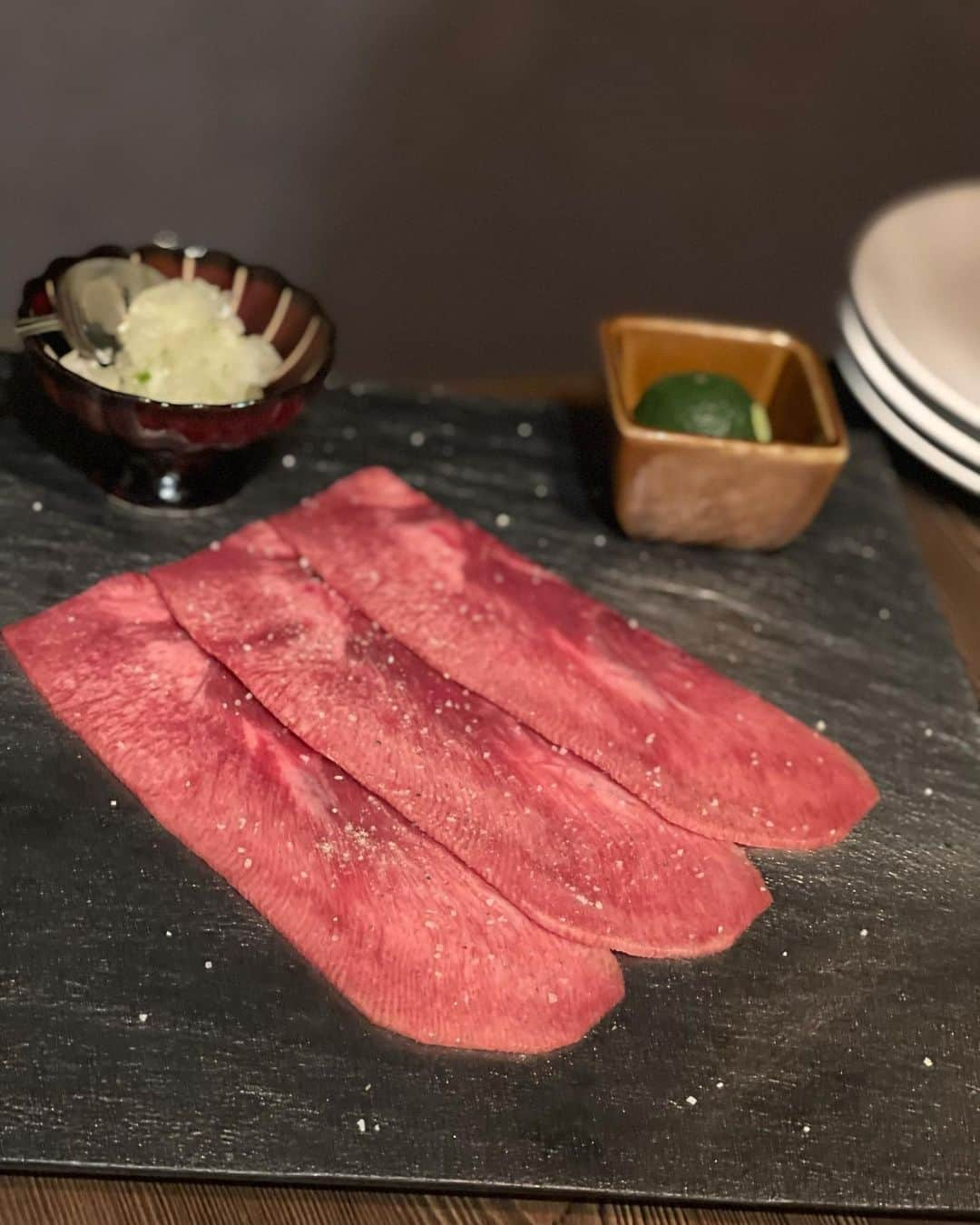 ゆうめろさんのインスタグラム写真 - (ゆうめろInstagram)「先日、六本木にある焼肉屋さん @yakiniku_ajuuta に行ってきたよ✨！！ ずっとインスタを見ていて気になってたところ🤍 ・ 頂いたメニュー🥩‪ ・ ・長芋キムチ ・フォアグラ最中 ・春菊のデトックスサラダ ・長タンの包み焼き ・赤身盛り合わせ３種 ・よだれサーロイン ・ストーブ飯（ひつまぶし） ・水餅 ・ 特に長タンが美味しくて、 2回も食べちゃった😍💓💓 ひつまぶしもすごく美味しかった✨ また行きたいな( *´꒳`*)੭" ・ #あじゅうた  #六本木グルメ  #焼肉」2月7日 20時15分 - yk.o0