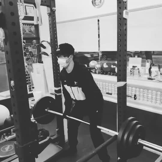 野澤佑斗のインスタグラム：「背中鍛える日って事で トップサイドデッドリフトを やってみました💪 #野澤佑斗#ボクノザワ #ウエイト#トップサイドデッドリフト #野球#草野球#ゴルフ#ゴルフ男子 #sbhawks」