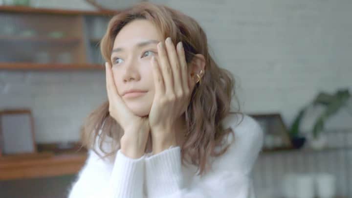Elva Niのインスタグラム：「幾年前有幸參觀了CHANEL 於格拉斯的花田 親眼欣賞到 五月玫瑰、茉莉、依蘭依蘭 了解品牌對各種花朵的悉心培植和認真研究 這次我認識了「The Czar」紅色山茶花 獨特之處能在零下15度的極寒環境下綻放 展現頑強的生命力 紅色山茶花萃取當中的活性成分 能提升皮膚細胞活力  針對第一階段肌膚衰老問題  成就 CHANEL一號紅山茶花護膚及美容系列   令我十分欣賞同領略到 護膚不只注重於肌膚的美 保育大自然的美更是 CHANEL 的關注點 系列以可持續性作為新一代美容理念 設計包裝均遵從環保原則 使用可循環回收及生物降解物料  棄掉紙盒外層塑膠玻璃紙及紙本說明書 讓我們在呵護肌膚同時 也為保護地球環境盡一份心力  超級厲害的數字 N°1  為我帶來希望 開創 積極的力量 也為2022年展開新一頁的護膚里程碑  #RedCamellia #N1DECHANEL #BeautyAheadOfTime #chanelskincareproducts  @chanel.beauty」
