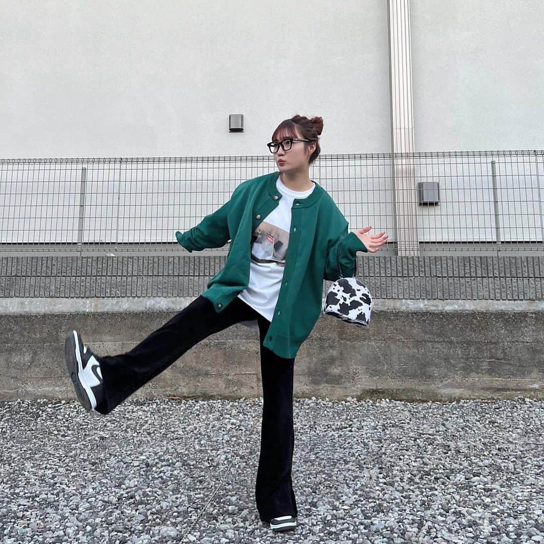 河崎みーなのインスタグラム：「カジュアルな日🐄(ポーズどした)  Knit @snap_club_official   今日から期間限定¥3,596で発売開始してるみたいなのでチェックして見てね🧃 . .」