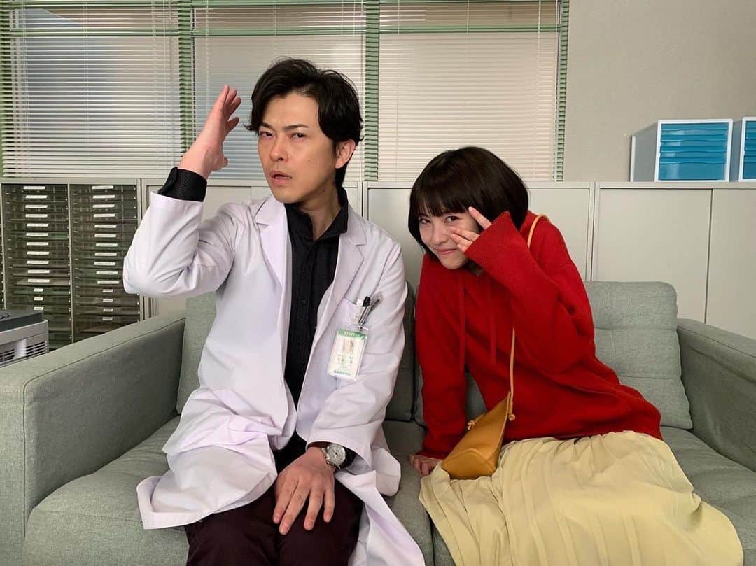 浜辺美波のインスタグラム：「#浜辺美波 公式Twitterより  今夜22時からは 『ドクターホワイト』第4話放送です🥐 写真は、仮眠してるときにこそっと栄養ドリンクを隣に置いてくださる勝地涼さまです…やさしさに少し泣きました笑  1週間があっという間で あっという間に本日第4話放送ということで1週間経つのはあっという間だなあと 感じますね🥐 ぜひみてねん」