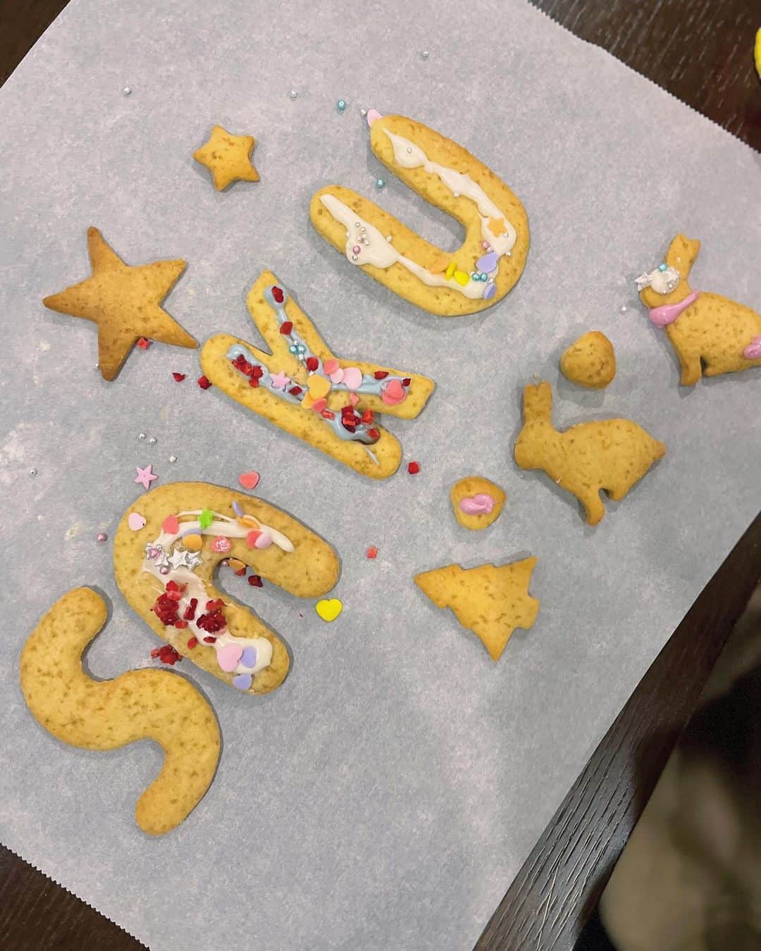 日下部ゆいこさんのインスタグラム写真 - (日下部ゆいこInstagram)「. . カップケーキ作りの次は クッキー作り。 . . 子供にとっては デコレーションして楽しくて 食べて美味しい という最高の時間。 . . #男の子#男の子ママ#男の子兄弟#クッキー作り#おうち時間#手作りクッキー#3歳」2月7日 20時48分 - yuiko_kusakabe