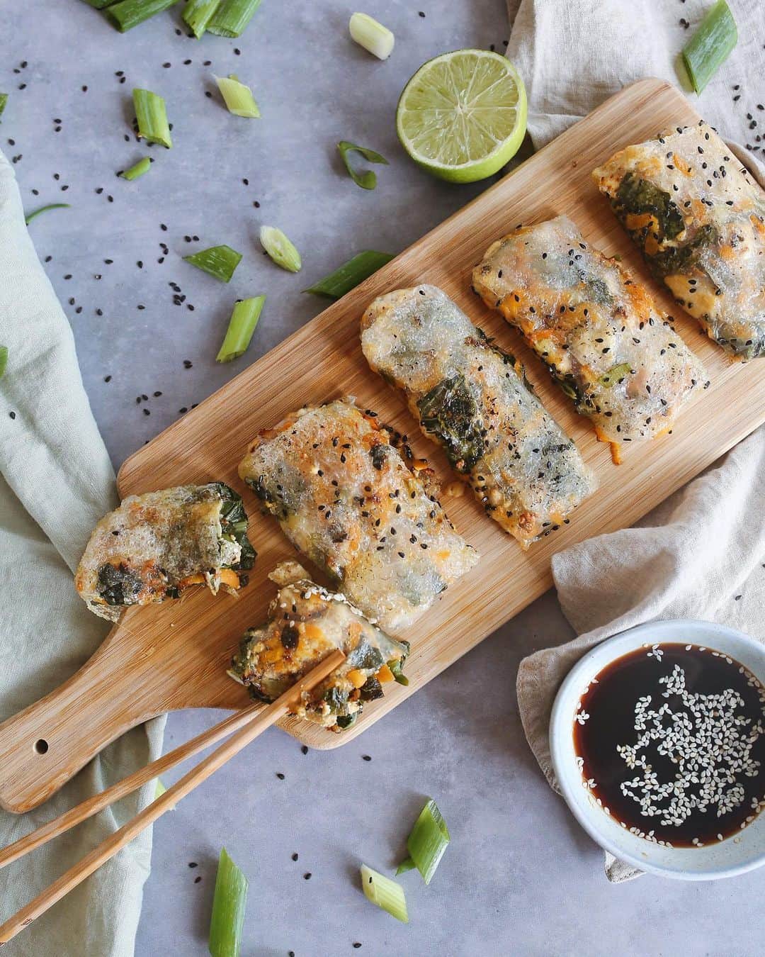 Amanda Biskさんのインスタグラム写真 - (Amanda BiskInstagram)「CRISPY RICE PAPER DUMPLINGS 🥟🥢 I think this has to be one of my fave recipes on the #freshbodyfitmind app! 😍 Who doesn’t love a dumpling!!  🙌🏼 ALL RECIPES ARE FREE!! 🙌🏼  Created by the amazing @annielonglife 💚 #vegan #plantbased #freerecipes  ab♥️x   Recipes • Workouts • Yoga • Pilates • 4wk Programs • 30day Challenges •  ✨www.freshbodyfitmind.com✨」2月7日 21時08分 - amandabisk