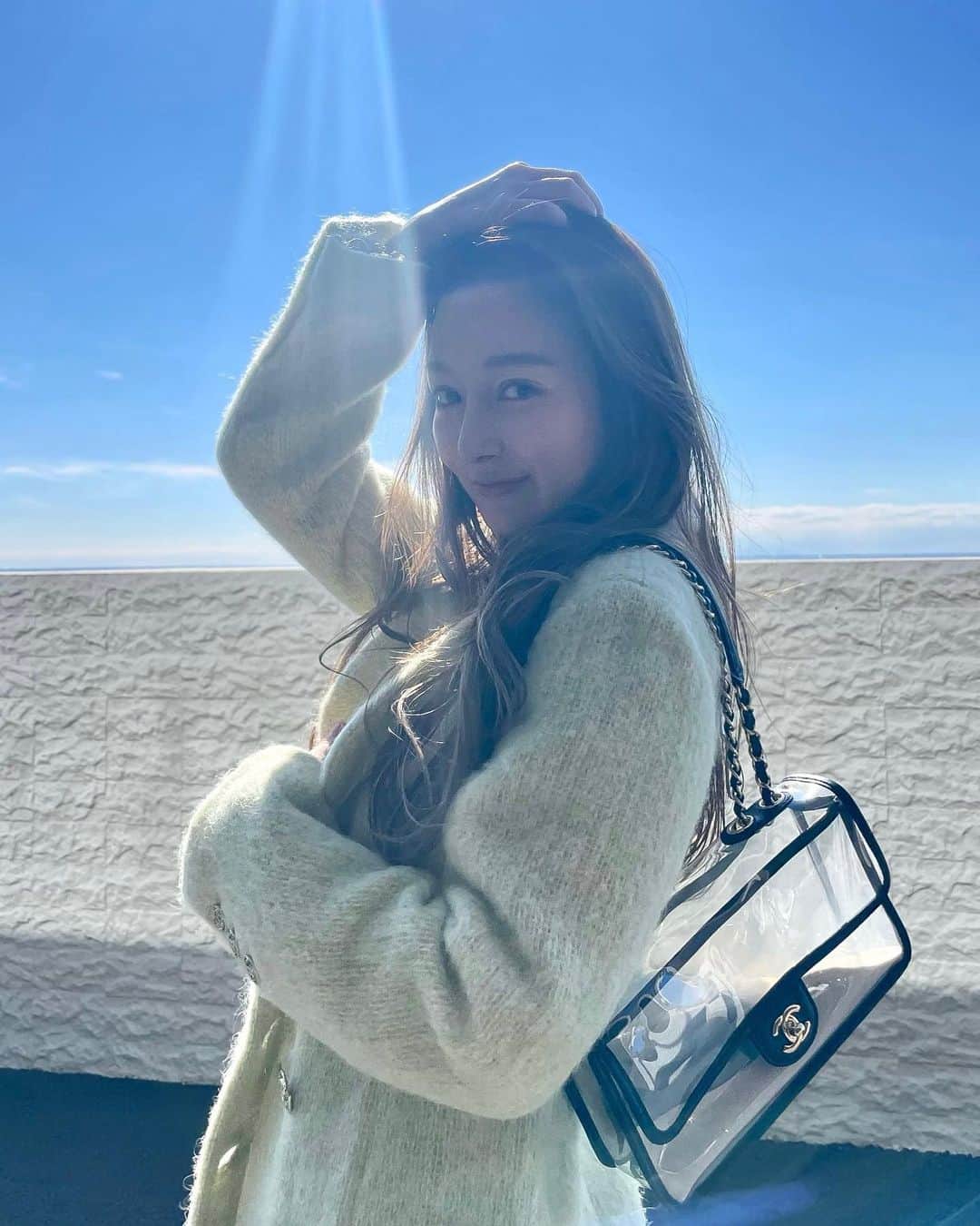 のインスタグラム：「昨日は誕生日でした！🎂🎉 お祝いのメッセージ皆さんありがとう🥺  昨日も今日もたくさん食べ過ぎて お腹ぱつぱつです笑  快晴すぎて写真は若干の逆光🌞  coat, bag → @chanelofficial #chanel」