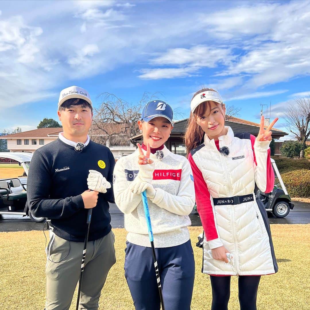 高橋としみさんのインスタグラム写真 - (高橋としみInstagram)「昨年撮影した動画がアップされてます！ @yuri_yoshida__ ちゃんとしょこたん⛳️  レッスンの後は対決もアップされますので 皆さんぜひuuum golf見てください😊  私カイロ持ってる😳 春よーーこいーーー🥶  ウェア　@archivio.official_online  #ゴルフ#ゴルフ女子#golf#uuumgolf」2月7日 21時16分 - toshimi_1002