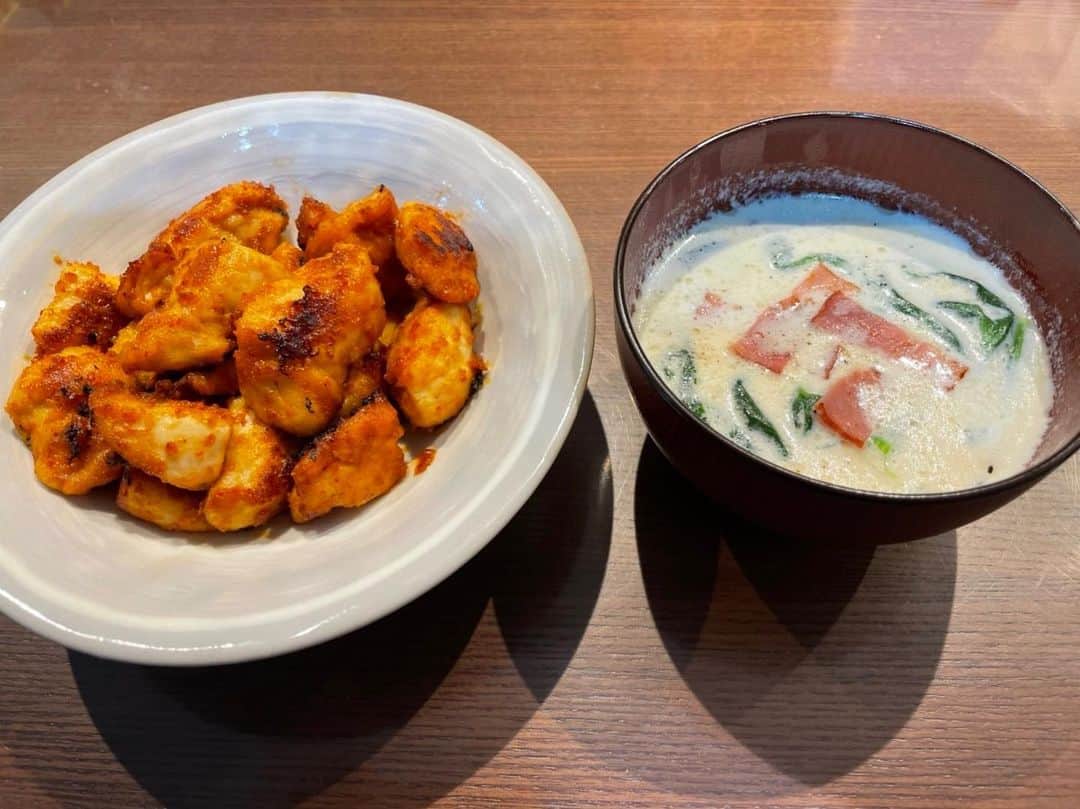 鈴木福さんのインスタグラム写真 - (鈴木福Instagram)「今日は久しぶりにお料理しました 鶏ささみの甘辛炒めと、ほうれん草の中華風クリームスープ これとサラダ、白いご飯で美味しくいただきました  レシピ見ずに目分量で作ったけど、我ながらとても美味しかったです  #鈴木福#夜ご飯#お料理#我ながら上出来#ノーレシピ」2月7日 21時17分 - s_fuku_te