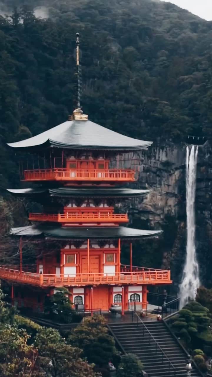 Yuma Yamashitaのインスタグラム：「Nachi Fall  . #hellofrom #wakayama  .  #wonderful_places #discoverer  #luxuryworldtraver #moodygrams #yourshotphotographer #living_destinations #stayandwander  #visualambassadors #sonyalpha  #weekly_feature  #tlpics  #bestplacetogo @beautifuldestinations #awesome_photograpgers #theglobewonderer #onlyforluxuary  #lifeofadventure #voyaged  #streets_vision  #roamtheplanet #complexphotos  #bestvacations #beautifuldestinations  #artofvisuals #passionpassport #travelswesome   #aroundtheworldpix #lovetheworld」