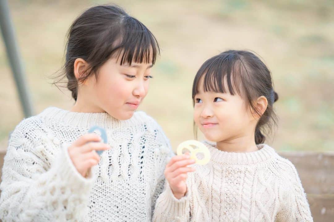 Kyooonのインスタグラム：「念願のグミッツェル  今ならオンラインで買えそうだよ！と 教えてもらって（お友達、神なのか！？✨） ついにGETできた！  外がパリッとしていて、めちゃおいし〜！ 内緒にしていたから長女が大興奮でした。 喜ぶ顔が見たくてついつい、ね‥‥◟̊◞̊   📷　#sonyα7ⅳ #α7ⅳ  レンズ　#sel85f14gm  商品貸出：ソニーマーケティング株式会社  #姉妹#4歳差姉妹#ママカメラ#子どものいる暮らし#子どもの日常をもっと写真に#グミッチェル」