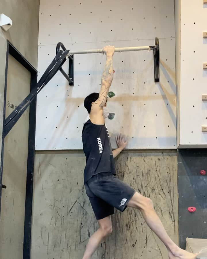 チョン・ジョンウォンのインスタグラム：「Birthday training swing one arm pull-up 27 (not perfect yet😅)   생일 축하해주셔서 감사합니다 🙇‍♂️  #pullup #onearmpullup #턱걸이」