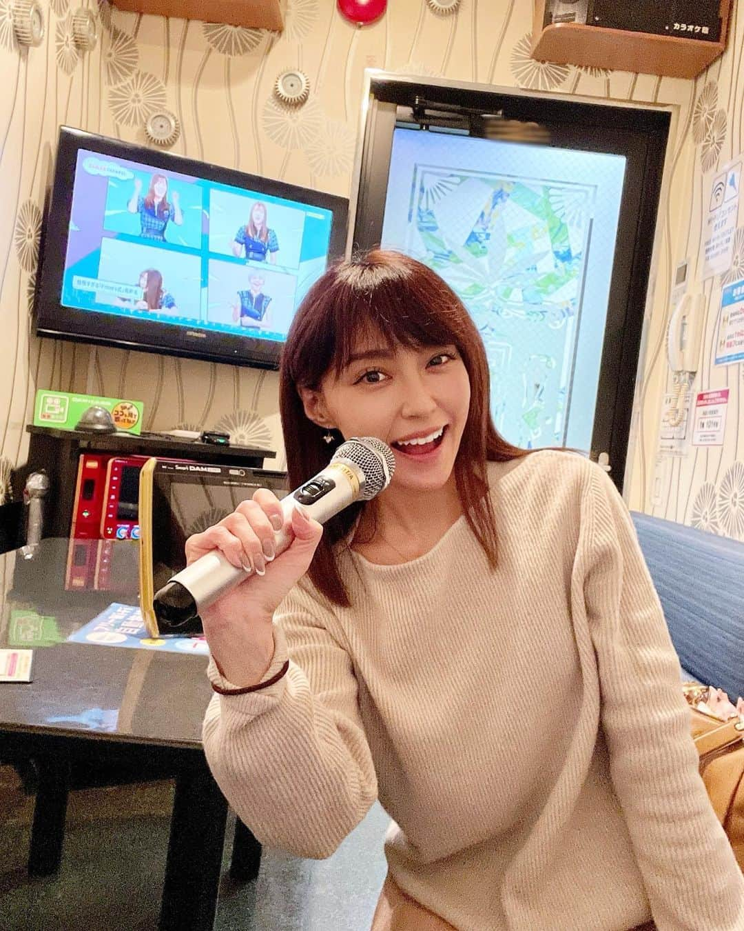 中川祐子さんのインスタグラム写真 - (中川祐子Instagram)「歌の練習🎤♬ . 時々一人カラオケに来ると 集中し過ぎて時間忘れて 気付いたら何時間も経ってる(笑) やっぱり歌うの大好き❤ . でもなかなか上手くならないんだよね😅 録音してみると なんでこうなっちゃうのー！？って あまりの下手さにギョッとする😱😂 . やっぱりプロの歌手さんは すごいな✨ . ポジティブに頑張ろっ‼️ . #歌うことが好き #歌の練習 #歌が上手くなりたい  #歌が好きな人と繋がりたい #一人カラオケ #練習頑張る #ライブできるように #夢の一つ #1日を大切に #毎日感謝 #まだまだ夢がある  #やりたいことたくさん  #成長は無限大  #笑顔でいたい #tommorowisanewday  #一緒に頑張ろう」2月7日 21時24分 - nakagawa.yuko