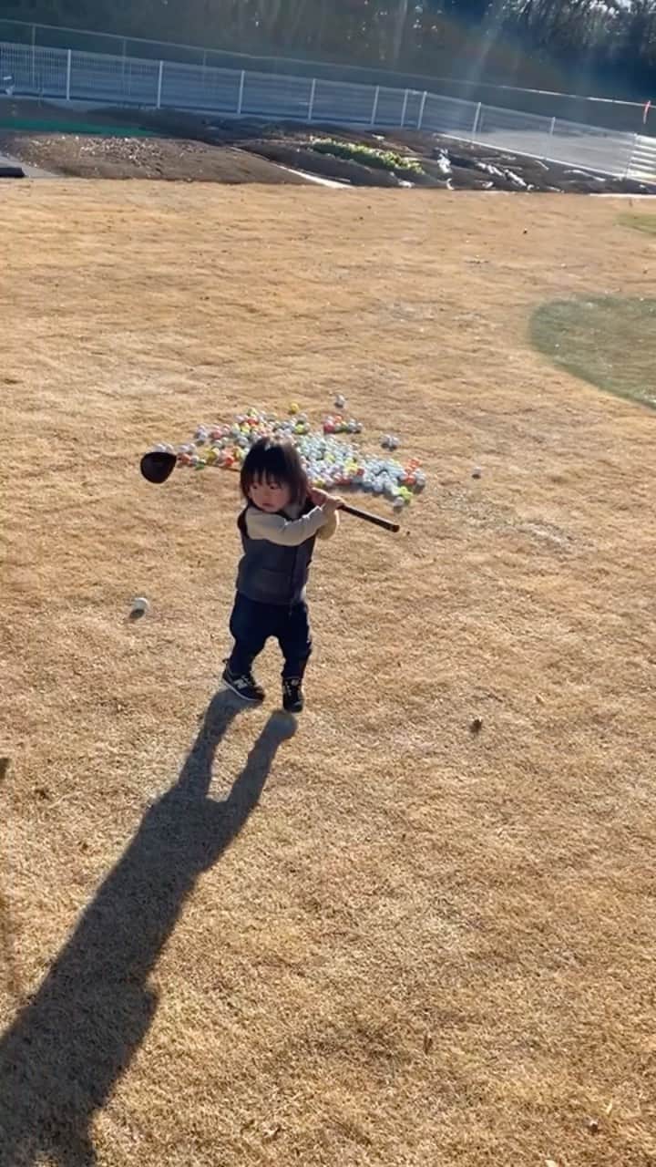 清澤恵美子のインスタグラム：「#golfkids #本日の坊ちゃん 日本でジジ達と一緒にゴルフ⛳️⛳️⛳️ 髪の毛結ばれてる🤣🤣🤣 #パパママ出張中　#ゴルフキッズ #2歳男の子  #2yaersold」