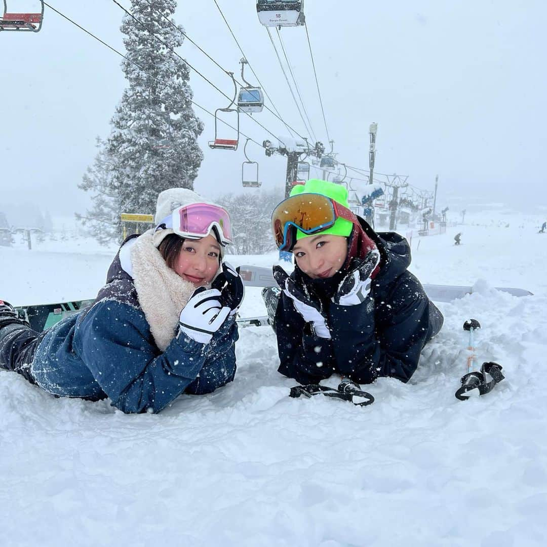 村上友梨さんのインスタグラム写真 - (村上友梨Instagram)「大好きなあやかとスノボへ🏂 ゆりはスノボであやかはスキー⛷  楽しかったぁ☃️！！！  おかげで筋肉痛と闘っております😇  #スノボ #スノボ女子 #ウェア買おうかなぁ #白馬 #全部雪のせいだ」2月7日 21時35分 - yurimurakami.official