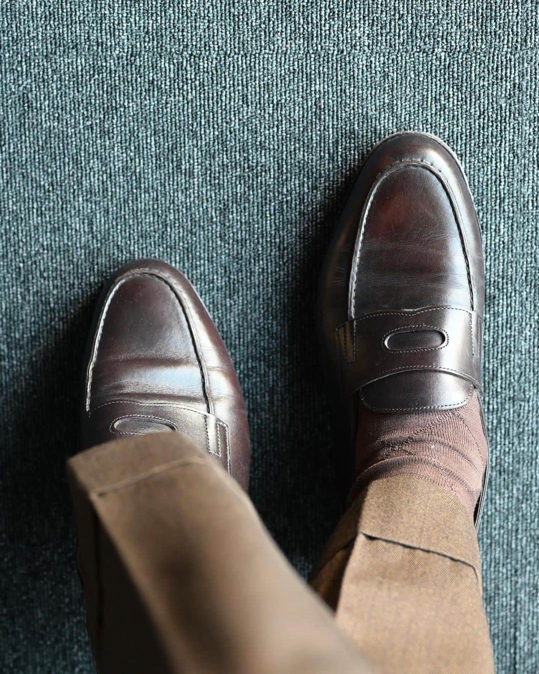 Shuhei Nishiguchiさんのインスタグラム写真 - (Shuhei NishiguchiInstagram)「"Brown Monday" other shot⬅︎⬅︎⬅︎swipe left ブラウン、グリーン、ボルドー。 好きな色合わせは昔から変わらないですね。 Ph. @taro_murase   【ITEM】 Suit： @alfonso.sirica  Shirt： @orianshirt  Tie： @gierremilano for @beams_f  Pocket Square： @simonnot_godard  Shoes： @johnlobb   #mensweardaily #gentlemanmodern #beamsf #suitstyle #sprezzatura」2月7日 21時36分 - shuhei_nishiguchi