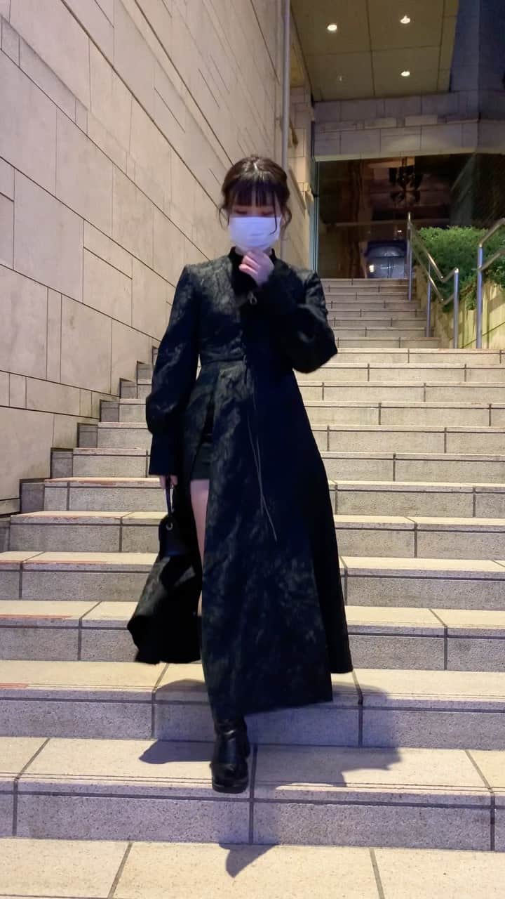 林みなみのインスタグラム：「How do I look  Wearing my favorite clothes will stretch my spine.🖤」