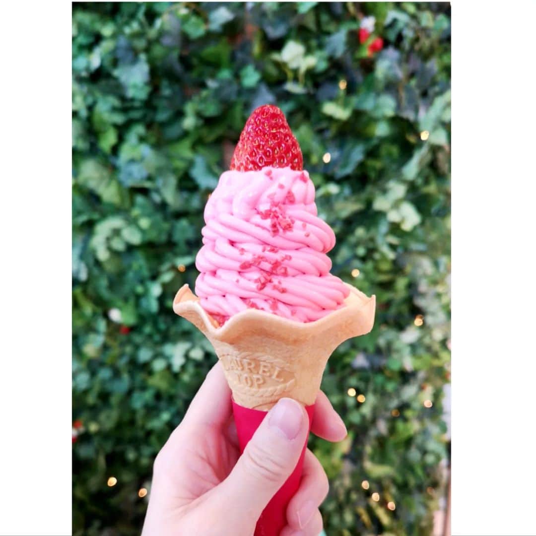 三島葉子のインスタグラム：「【Osaka】8階いちごとチョコフェス2022まだまだ続きます〰️🍓bonbonberry熱海ハウスのボンボンソフトクリーム🍓 きゃわぇー💗  #阪神百貨店梅田本店  #いちごとチョコフェス2022  #bonbonberry熱海ハウス  #いちごカラー  #フードコーディネーター  #フードリリース #三島葉子」