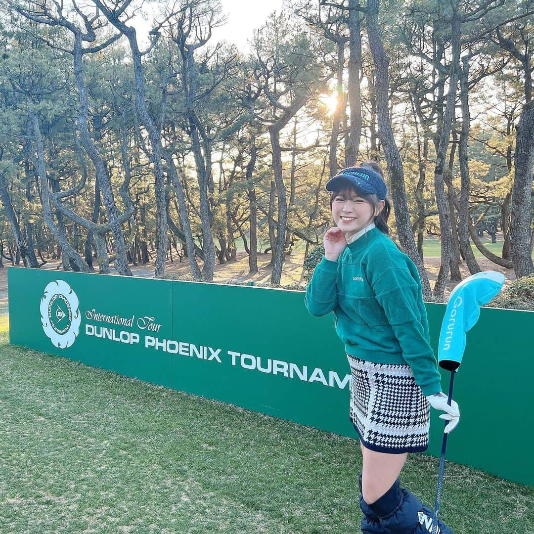 山内鈴蘭さんのインスタグラム写真 - (山内鈴蘭Instagram)「弾丸で宮崎にゴルフ合宿へ🥺⛳️ フルバックから49.46で95🔥 (80台なかなか出なくて悔しいよ😭) ． コース綺麗過ぎて感動…！ セリ出てる枝木が特徴的で、林から出す技も上手くなった🤣 ． 距離が長い分、いかに3打目のアプローチで寄せれるか？が大事！！ せっかく撮った動画は大ダフリです🙄笑 ． GDOアマチュアの試合で 関東予選から参加し、全国大会にも出たんだけどその時もフェニックスだった！ ． また試合でたいなぁ…🥺🥺🥺 ． 久しぶりのフェニックスカントリークラブ幸せだったな🥺ゴルフできる事に感謝ですね♫ ． ． この日のウェアも　 @gorurun_  コーデ💗 トップスは人気トレーナー！！ ボトムは冬ニットのチェックスカート！ レッグウォーマーはダウン生地で暖かいです🥺 ． ． #ゴルフ #ゴルフ合宿 #宮崎 #フェニックスカントリークラブ  #シーガイア #ゴルフウェア #gorurun #ごるらん #ゴルフ動画 #ゴルフスイング #アプローチ練習  #ゴルフショット #ゴルフ好き #ゴルフ女子 #ゴルフ女子コーデ」2月7日 22時18分 - xxsuzuranxx