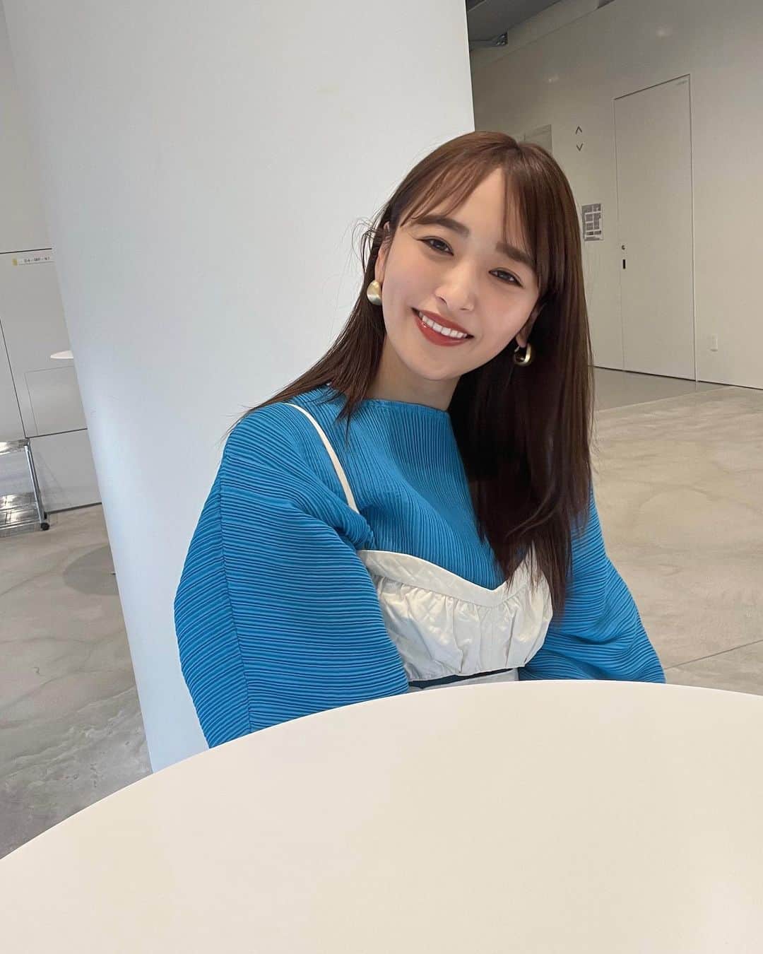 近藤千尋のインスタグラム：「収録後にマネージャーさんが いつも沢山撮ってくれて感謝❤️🫂 珍しいブルーの衣装でした🫐🌎 またオンエア告知しますー💗  洗い物をするかNetflixを見るか、、 洗濯物をたたむか、、、 明日の夕飯の下準備するか、、、 筋トレするか英会話するか、、、笑 悩むところ❤️  うーん。 寝るか、、、笑😮‍💨結局😮‍💨  ウェア @maisonspecial_women  シューズ @dianashoespress」