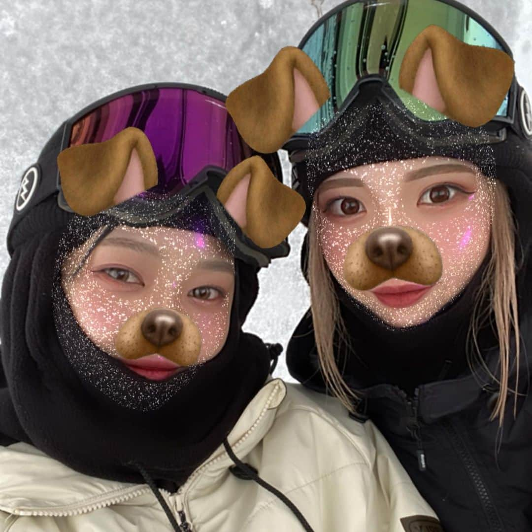 SAKIさんのインスタグラム写真 - (SAKIInstagram)「@maikosnowresort へ行ってきたよ🏂 豪雪パウダー天国でした✨ ・ そして大雪だったので分かりやすいように黄色のウェアを久しぶりに着ました💛 ・ 埋まったら大変だったので友達ともコンタクト取りながら滑りました🏂雪が降ってモフモフの日は皆さんも気をつけながら滑ってくださいね⚠️ ・ お昼ご飯はサラダセット食べたよ❤️‍🔥 友達はポテトとサーティーワンのアイス食べてた🍨パウダーはただでさえ疲れるから、休憩多めで滑りました😁 ・ @maikosnowresort はゴンドラもあるので、こんなパウダーの日は有難いです🥰 ・ 最近ノーマルカメラにハマってます😂 そのおかげでメイクにも凝るようになりました🤩ノーマルの方が反響良くて嬉しいです🙇‍♀️ ・ ・ #舞子 #舞子スノーリゾート #スノーボード #スノーボード女子 #スノーボードウェア #スノボ #スノボウェア #スノボー女子 #スノボー #スノボー女子 #アウトドア #ELECTRIC #FANATIC #冬スポ #Snowboarding #snowboard #snowboardingisfun」2月7日 22時27分 - iam_saki912