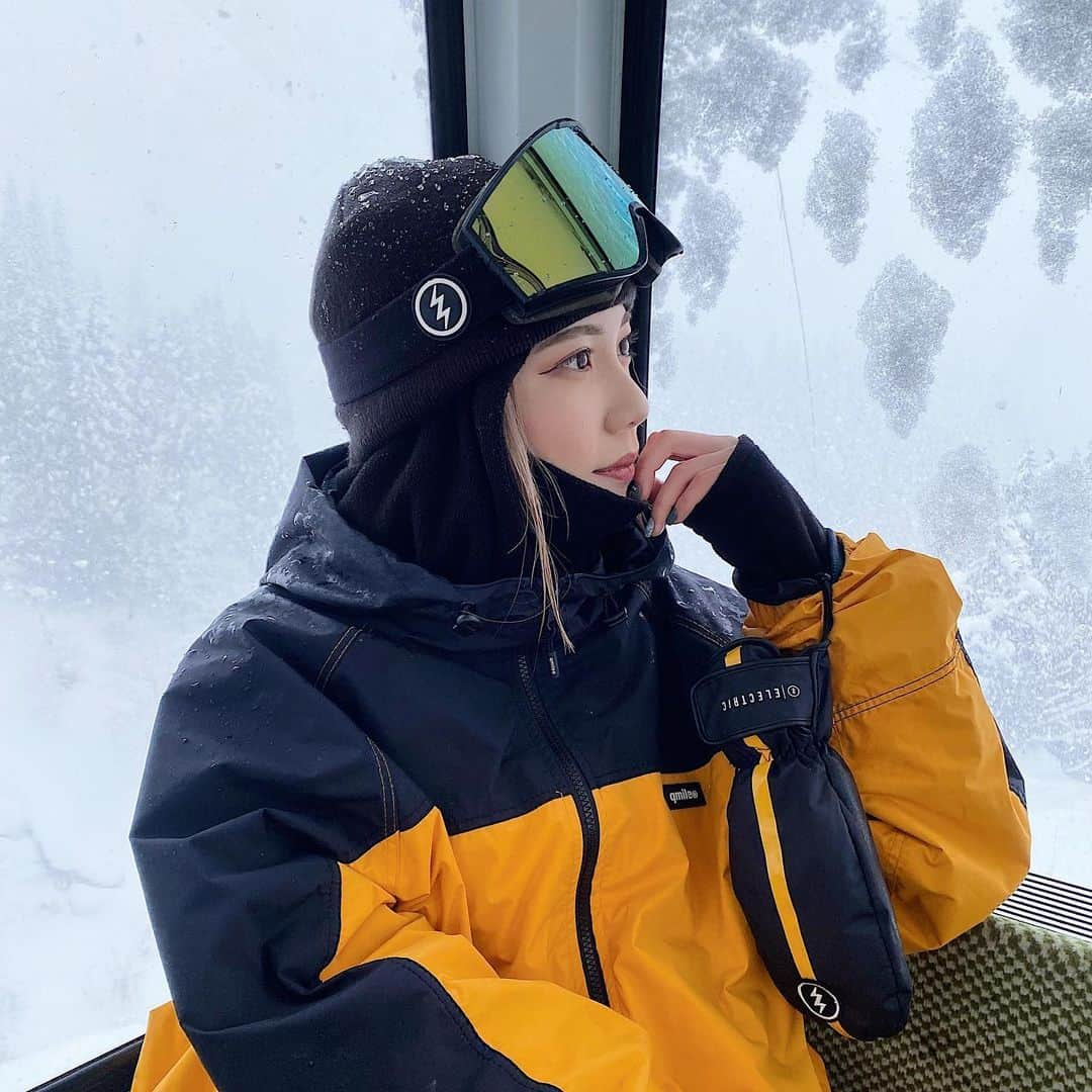 SAKIさんのインスタグラム写真 - (SAKIInstagram)「@maikosnowresort へ行ってきたよ🏂 豪雪パウダー天国でした✨ ・ そして大雪だったので分かりやすいように黄色のウェアを久しぶりに着ました💛 ・ 埋まったら大変だったので友達ともコンタクト取りながら滑りました🏂雪が降ってモフモフの日は皆さんも気をつけながら滑ってくださいね⚠️ ・ お昼ご飯はサラダセット食べたよ❤️‍🔥 友達はポテトとサーティーワンのアイス食べてた🍨パウダーはただでさえ疲れるから、休憩多めで滑りました😁 ・ @maikosnowresort はゴンドラもあるので、こんなパウダーの日は有難いです🥰 ・ 最近ノーマルカメラにハマってます😂 そのおかげでメイクにも凝るようになりました🤩ノーマルの方が反響良くて嬉しいです🙇‍♀️ ・ ・ #舞子 #舞子スノーリゾート #スノーボード #スノーボード女子 #スノーボードウェア #スノボ #スノボウェア #スノボー女子 #スノボー #スノボー女子 #アウトドア #ELECTRIC #FANATIC #冬スポ #Snowboarding #snowboard #snowboardingisfun」2月7日 22時27分 - iam_saki912