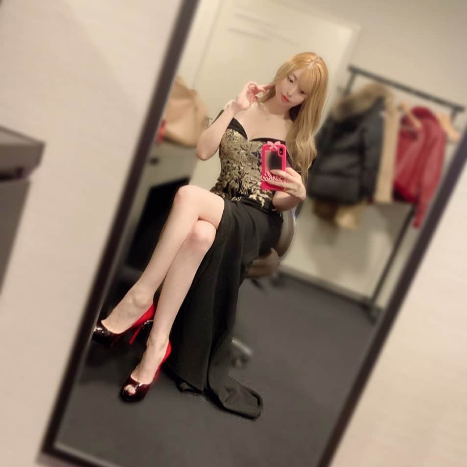 のインスタグラム：「心も身体も人間関係も  メンテナンス大事🙆‍♀️✨  毎月あらゆる方法で自分自身の メンテナンスをするんだけど 身体に関しては、大事な予定の スペシャルケアとしてよく駆け込むのが @chinothemethod_kaori.umesawa  @nakameguro.welina.k さんです❤️⭐️  何度か紹介した事あるけど 顔も身体もぜーんぶお願いしてるよ🥳💕 チノザメゾットは、骨も脂肪も魔法みたいに🧙‍♀️🪄 動いて、ボディメイキングしてくれるの👯‍♀️♥️  私が1番効果感じられるのは肋骨🦴🤣✌️ いつかBefore After載せたい🥺 勇気いるけど🤣🤣  バランスの良いボディライン目指して これからも通い続けるよ🌹  場所は中目黒ですッ👯‍♀️🌟  #中目黒#チノザメゾット#ボディメンテナンス #メンテナンス#バランス#愛川みれい」