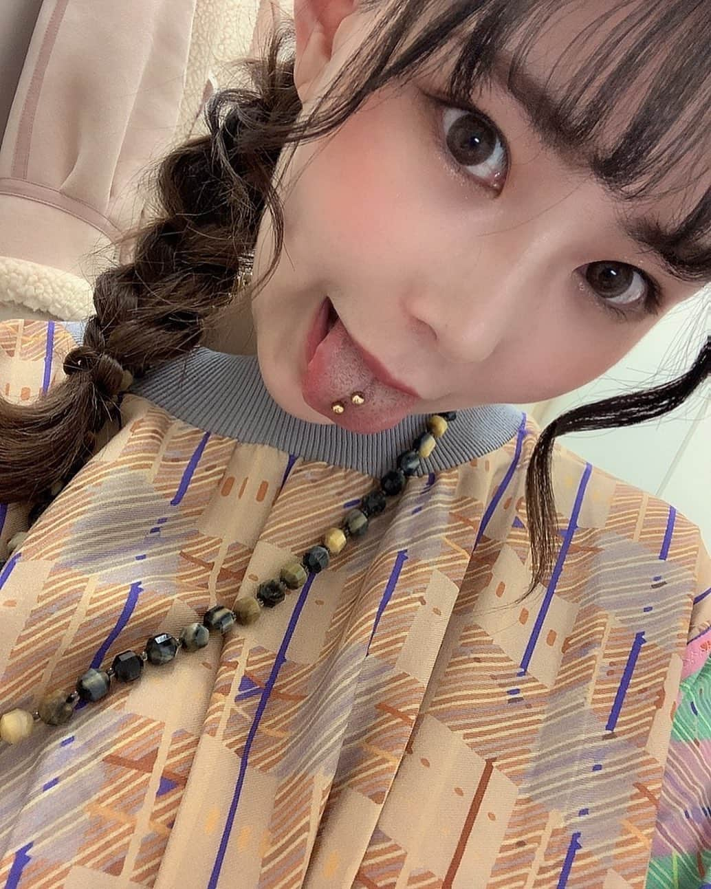 吉根ゆりあさんのインスタグラム写真 - (吉根ゆりあInstagram)「最近舌にピアスを着けたそっくりさん作品が出ているのだけれど、耳にピアス着けてるそっくりさんなかなかいない🤔 #吉根ゆりあ  #av女優  #舌ピアス  #素人です」2月7日 22時23分 - julia_yoshine