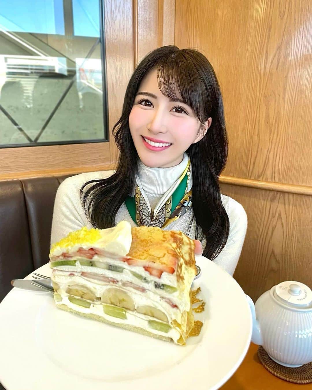 Manaさんのインスタグラム写真 - (ManaInstagram)「🍓🥝🍌🍰 食欲旺盛の週で食べてしまいました😊💕 . フルーツたっぷりのミルクレープ！ 幸せ〜っ💕 . . . ところで、ハーブスって全国にあると思っていたの ニューヨークに2店舗もあるし🗽 名古屋発祥ってきいてびっくり😚 . . . . #HARBS #ハーブス #ケーキ屋さん #ミルクレープ #元祖 #映えスイーツ #愛知カフェ #大人可愛いコーデ #キレイめコーデ #スカーフコーデ #スカーフアレンジ #骨格ウェーブ #大人シンプル #上品コーデ #栄カフェ #名古屋スイーツ #名古屋ランチ #名古屋カフェ #カフェ活 #カフェ巡り #グルメ女子 #食いしん坊 #レディースデー」2月7日 22時32分 - mana.tcy