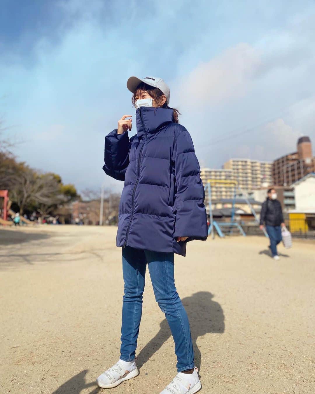のインスタグラム：「. 明日２月８日（火）１４:４５〜 関西テレビ「スローでイージーなルーティンで」に出演します✨ 気付けばちゃっかり毎月出させていただき幸せです🤣❤️ . そして！！ なんと明日のスロイジは！！ この2年くらいで私が一番お会いしたかった人、 メイクアップアーティストの #長井かおり さんが出演されます😭✨ きゃーー😭👏❤️ 関西にお住まいの皆さま、ぜひご覧ください！ . 写真１枚目は休日のわたくし。 休日は公園がマストなのでもう全身ユニクロしか着なくなりました😇 . そして２枚目はずーっと愛用している #nbyonlyminerals  の　#ミネラルソリッドチークコンプリート02chance  ファンデが取れなくて発色も可愛く 石鹸で落ちるので子どもとお風呂に入るときにもノンストレスで、 リアル　#底見えコスメ です💄 新色のピチピチぜっっったい買う！！ #スロイジ　#スロイジ火曜日  #ユニクロコーデ  #uniqloコーデ  #全身ユニクロ #公園コーデ  #男の子ママ」