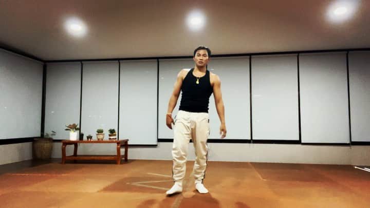 トニー・ジャーのインスタグラム：「Good night 😂🙏👊」