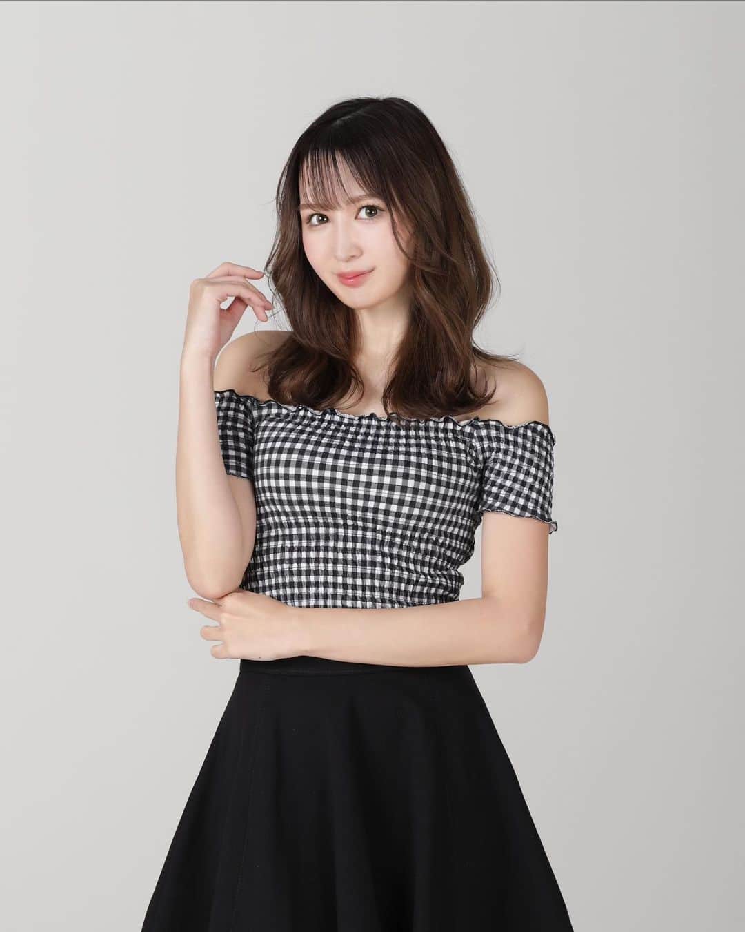 長沼まゆのインスタグラム：「前回の投稿がバズってて嬉しい🤍 これからいっぱい投稿出来るように 頑張りますねっ！！  #レースクイーン」