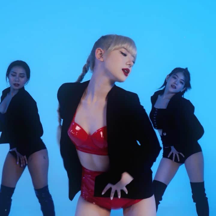 のインスタグラム：「“Woman - @dojacat “ dance cover by @minizize.dancestudio OUT NOW❤️ Full video on youtube🐱」