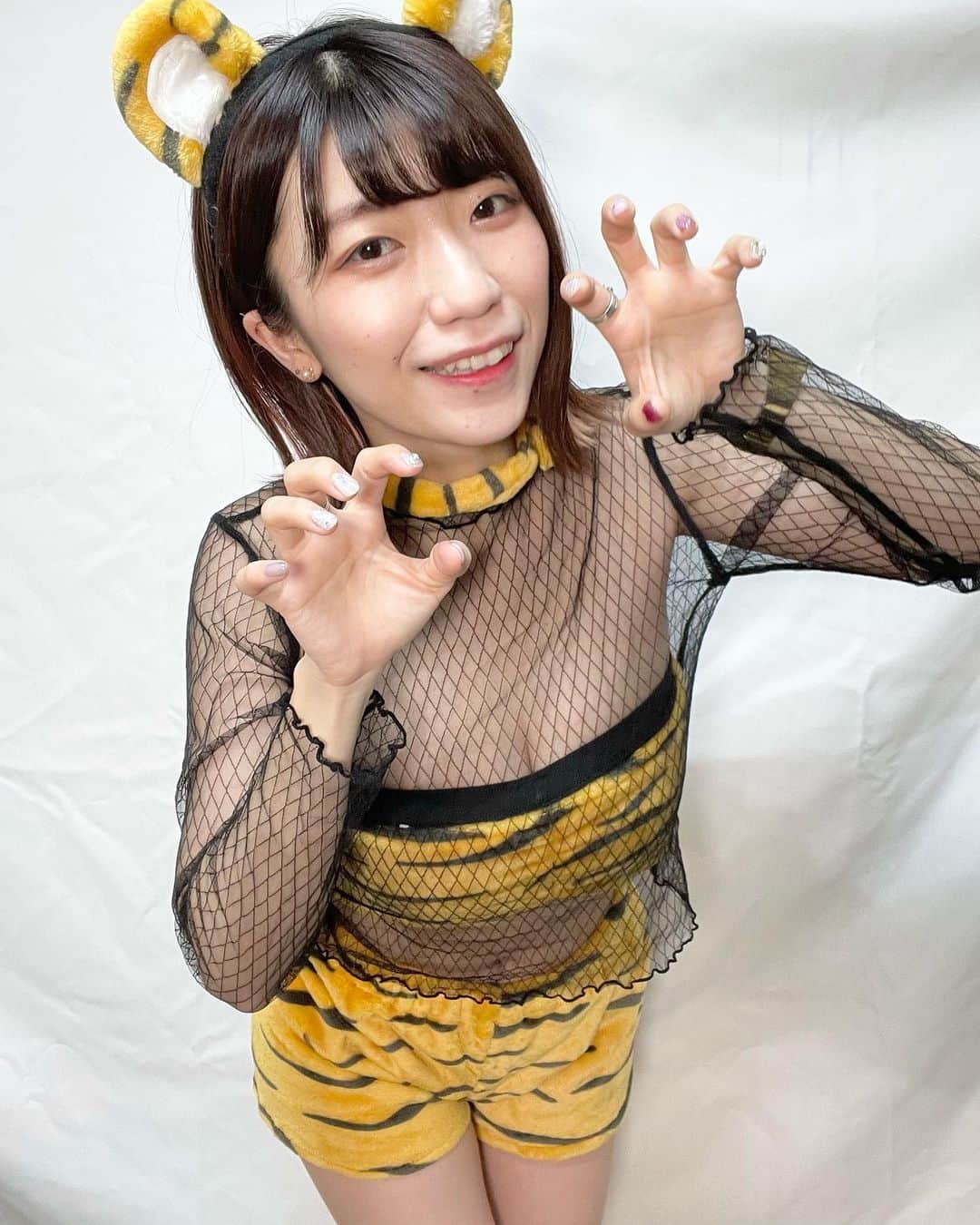 ぱいぱいでか美のインスタグラム：「今更ながら今年は寅年🐯 . 先月の受注チェキの衣装！ 衣装：干支 としか書いてなかったから こんなに肉感的なトラのチェキとは 思わなかったでしょうハッハッハッ いつもチェキ買ってくれるヲタクへの謎サプライズでした。 今月も受注チェキやるよ！ 衣装はバレンタイン的なノリの何かになるでしょう。 受付始まったらまた告知します🍫 . #コスプレ #干支 #トラコスプレ #寅年 #でか美ちゃん」