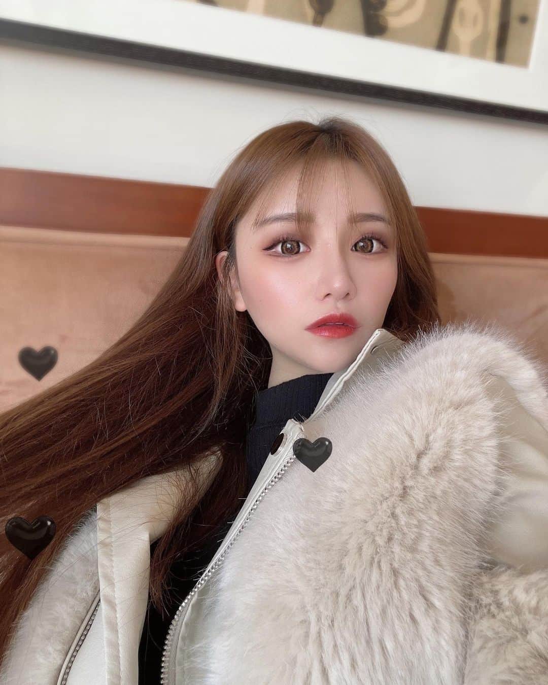 のインスタグラム：「ぽけーっ💭💭 ホテルのベッドの 掛け布団足元挟められてるの いつもいる？って思ってる  グランドハイアット良かった✨  #おやすみなさい #東京 #大阪 #京都  #祇園 #キャバクラ #祇園キャバクラ」