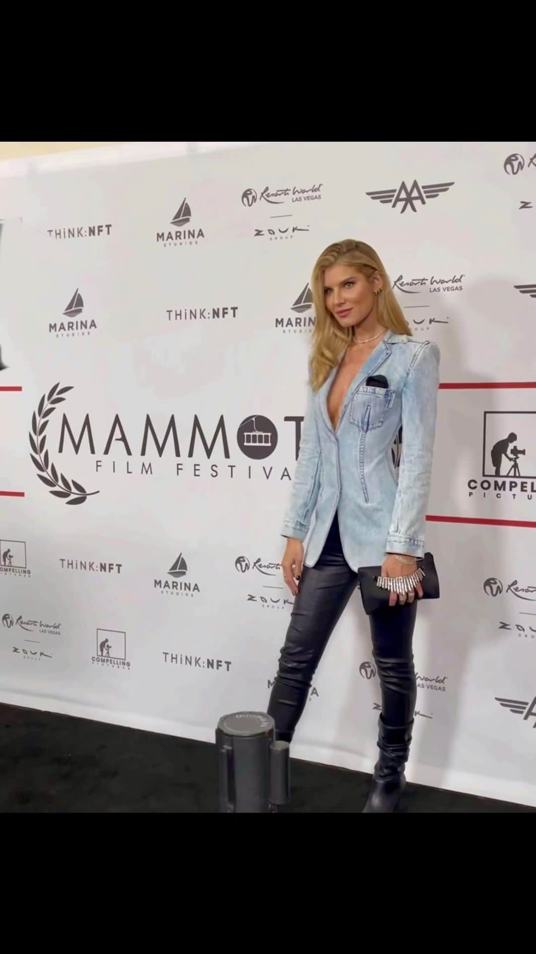Ashley Haasのインスタグラム：「Red Carpet VS Reality 😂 💁🏼‍♀️ Mammoth Film Festival - @mammothfilmfestival」