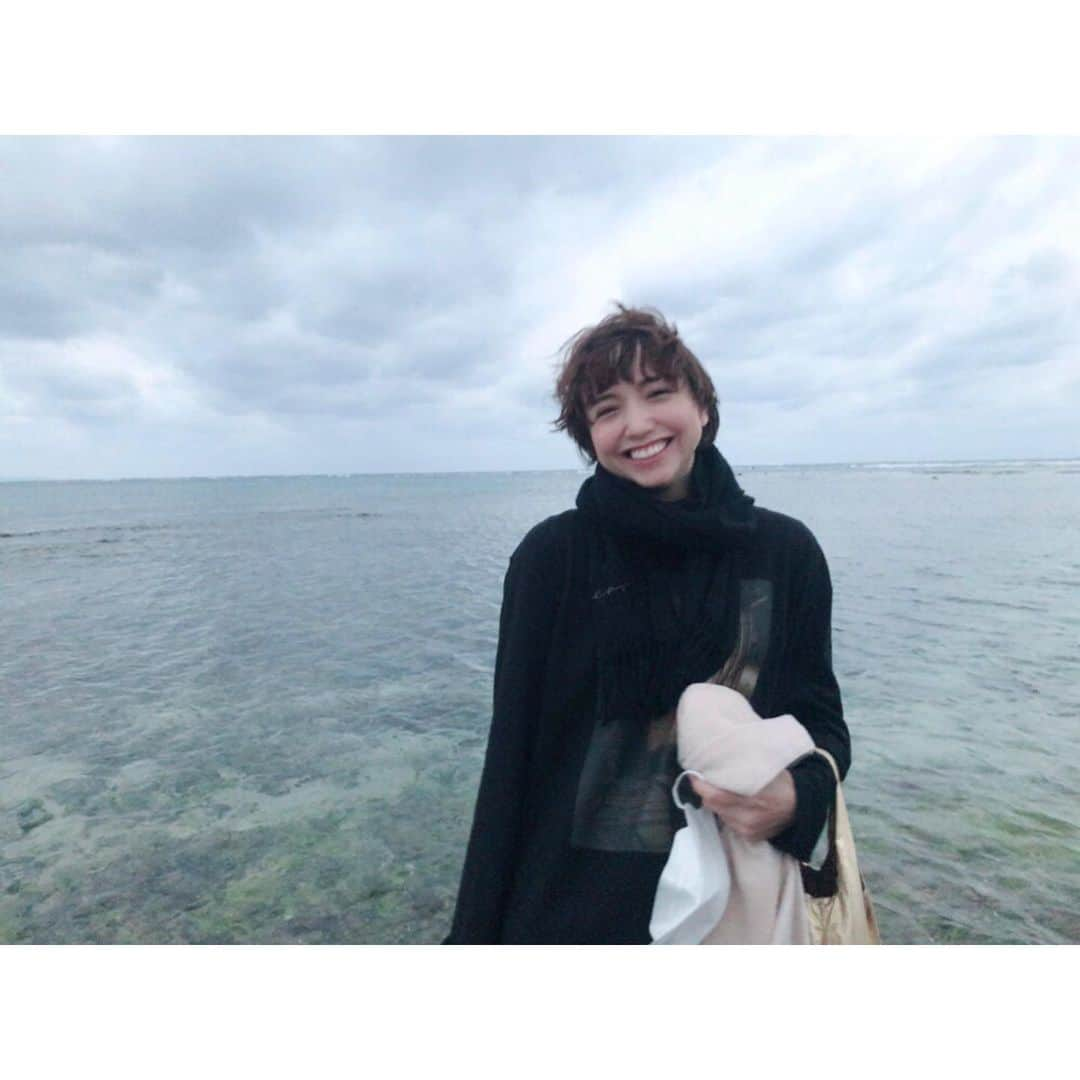 豊田エリーさんのインスタグラム写真 - (豊田エリーInstagram)「🐋 最後の日、海に足をつけた。 温くて気持ちよかった。  この沖縄の空気を、東京の劇場にも持ち帰れますように。  #lighthouse #マームとジプシー #東京芸術劇場シアターイースト 2/18〜3/6」2月8日 0時47分 - ellie_toyota