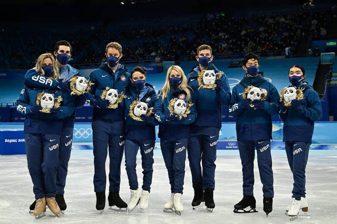 チャーリー・ホワイトのインスタグラム：「OLYMPIC TEAM SILVER?! Let’s gooo!  I’ll definitely be getting this picture autographed. So proud of this team. Great skating. Great people! Thank you for *always* representing what makes the Olympics, sport, and friendship all so wonderful!」