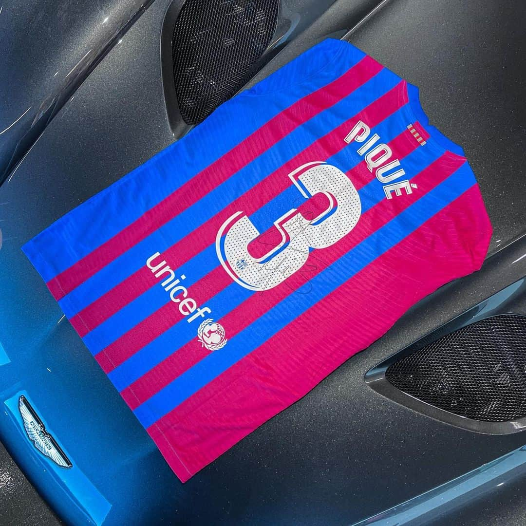 ジェラール・ピケさんのインスタグラム写真 - (ジェラール・ピケInstagram)「🎁 SORTEO camiseta firmada por GERARD PIQUÉ 🎁  Desde Drivercarsbcn os traemos un super sorteo con nuestro gran amigo @3gerardpique . En esta ocasión podrás ganar una de sus camisetas firmadas 🖋️.  ⬇️ Requisitos  ✅ Seguir nuestra cuenta @drivercarsbcn ✅ Like en la publicación ✅ Mencionar a 3 amigos en los comentarios ✅ Compartir la publicación en las stories etiquetándonos  📣 El sorteo finalizará el día 4/03/2022 a las 12.00h. El sorteo se realizará a nivel nacional con envío gratuito de la camiseta. Anunciaremos nuestro ganador a través de nuestras historias y en este post.  ⚠️ Os recordamos que el #sorteo solo se realizará desde nuestra cuenta oficial  @drivercarsbcn  🍀¡Mucha suerte a todos!🍀 👉🏻Ganador sorteo: @aleixferrer6  • • • • •  #sorteoespana #sorteopique #sorteos #sorteoinstagram #giveaway」2月8日 2時10分 - 3gerardpique