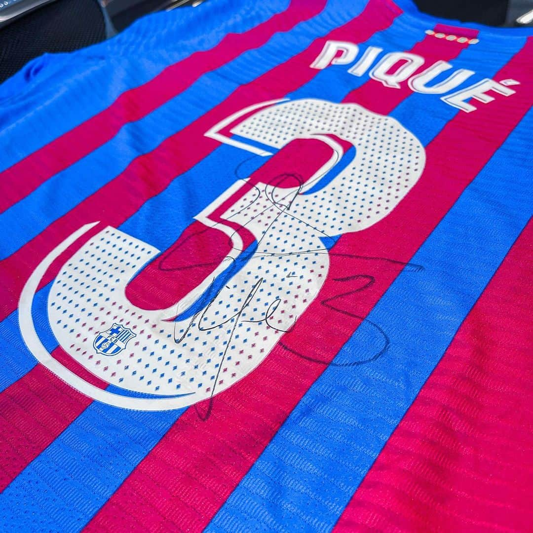 ジェラール・ピケさんのインスタグラム写真 - (ジェラール・ピケInstagram)「🎁 SORTEO camiseta firmada por GERARD PIQUÉ 🎁  Desde Drivercarsbcn os traemos un super sorteo con nuestro gran amigo @3gerardpique . En esta ocasión podrás ganar una de sus camisetas firmadas 🖋️.  ⬇️ Requisitos  ✅ Seguir nuestra cuenta @drivercarsbcn ✅ Like en la publicación ✅ Mencionar a 3 amigos en los comentarios ✅ Compartir la publicación en las stories etiquetándonos  📣 El sorteo finalizará el día 4/03/2022 a las 12.00h. El sorteo se realizará a nivel nacional con envío gratuito de la camiseta. Anunciaremos nuestro ganador a través de nuestras historias y en este post.  ⚠️ Os recordamos que el #sorteo solo se realizará desde nuestra cuenta oficial  @drivercarsbcn  🍀¡Mucha suerte a todos!🍀 👉🏻Ganador sorteo: @aleixferrer6  • • • • •  #sorteoespana #sorteopique #sorteos #sorteoinstagram #giveaway」2月8日 2時10分 - 3gerardpique