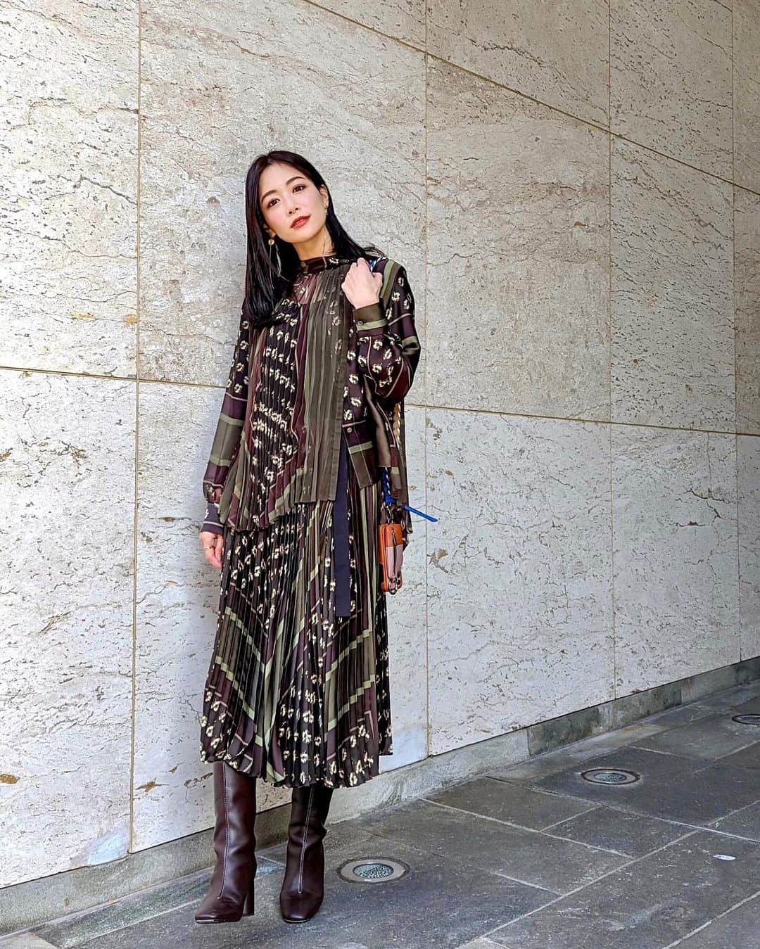 のインスタグラム：「こんにちは💕 . こないだの私服👒 色んなお洋服着るのが大好き！ 今回はかっこよく大人の女性らしいコーデを👗 . tops... @sacaiofficial  skirt... @sacaiofficial  iphonecase... @ajew_official  boots... @hermes  . バラバラに着ても可愛いけどセットアップできるとグンと存在感🙆‍♀️✨ ヒラヒラ広がるのが可愛くて歩く度に気分がトキメキます♥️ . 今日も頑張っていきましょう❣️ . #りなまるコーデ #sacaithepeople #sacai #サカイ #coordinate #hermes #エルメス #ajew #caseiphone #今日のコーデ #コーデ #コーディネート #オトナ女子コーデ #大人女子 #大人女子コーデ #黒髪 #ストレートヘア #blackhair #セットアップ #ファッション #お出かけコーデ #お呼ばれコーデ #大人コーデ #ブーツ #ブーツコーデ #アイフォンケース #iphone #アイフォン #きょコ #今日好き」