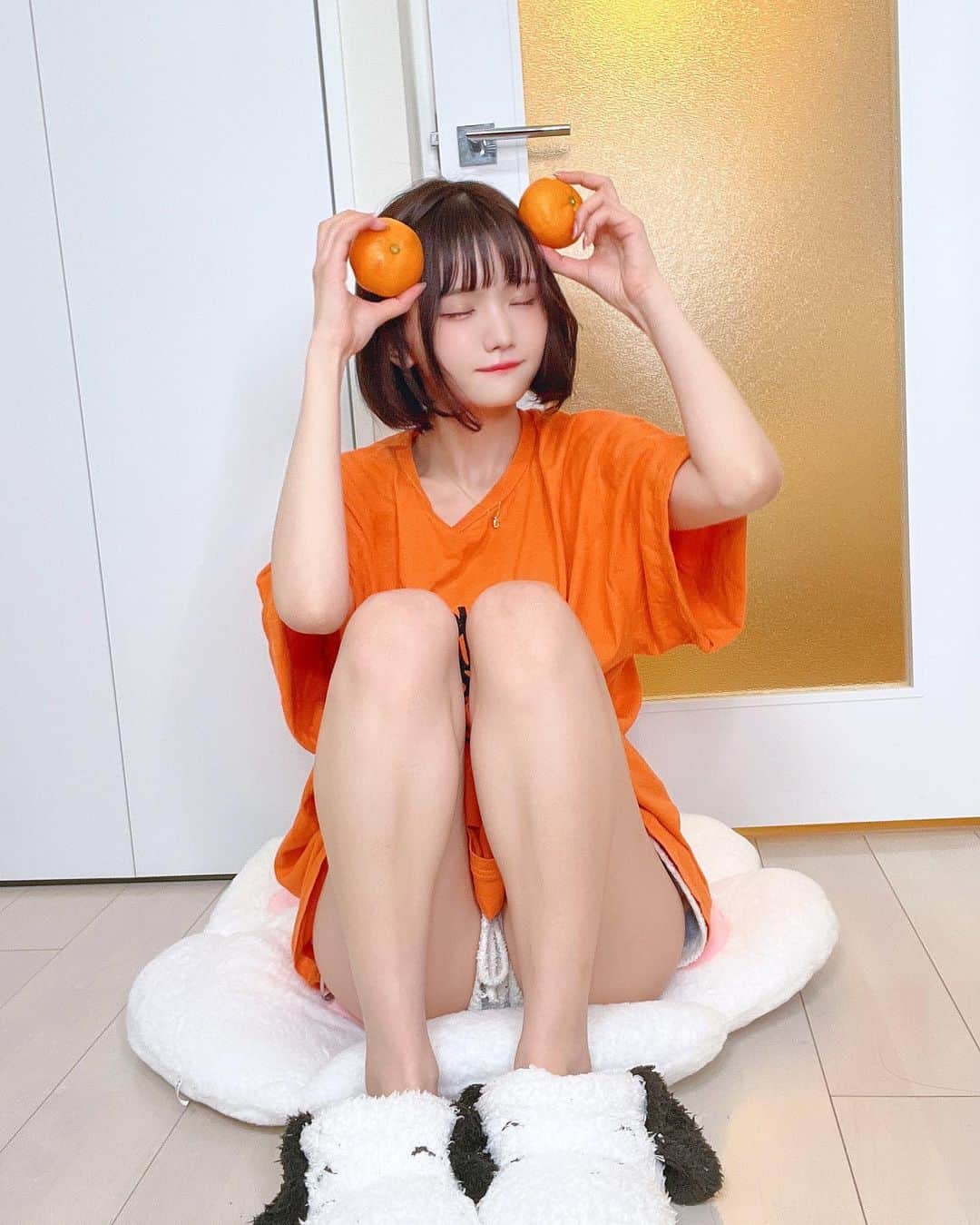 みもれもんさんのインスタグラム写真 - (みもれもんInstagram)「I feel like I want to be a mandarin orange today 🍊🍋 !!haha  れもんちゃん🍋 今日はみかんちゃんになりたい気分🍊!! ( ⑉¯ ꇴ ¯⑉ )ニヤ😈  #みもれもん #黒髪 #ボブ #黒髪ボブ #ショートヘア#日本女孩 #インスタグラビア#大人女子 #一个人生活 #Mimolemon #Japanesegirl #japan #asiangirl #otaku #tokyo #opensea #」2月8日 12時36分 - mimore_mon0929