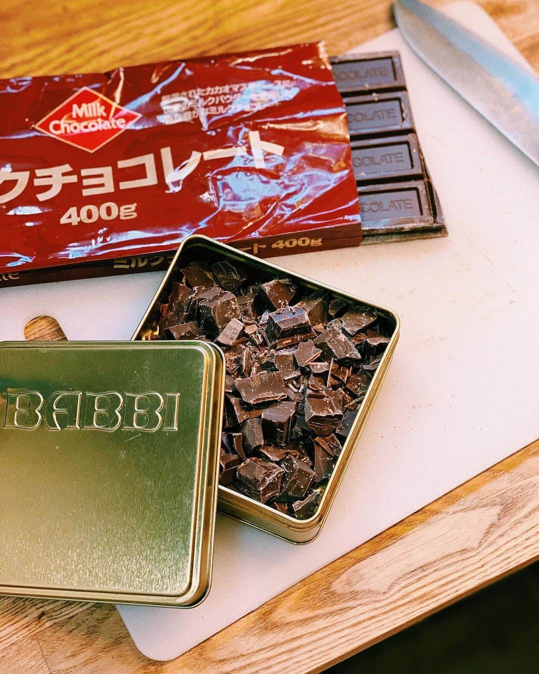 Ami さんのインスタグラム写真 - (Ami Instagram)「旦那さんが小さい頃から1番好きだったというチョコレート。 いつも盗み食いしてたらしいw 一口食べた時の感動が今でも忘れられない😳 今では私も大好きで、冬になるといつも義母が手土産に、そして荷物の片隅にそっと入れてくれる特別なチョコレート🍫  コレを小さく切って缶に入れて、、、あぁ幸せ〜💝」2月8日 13時06分 - ami_dream05