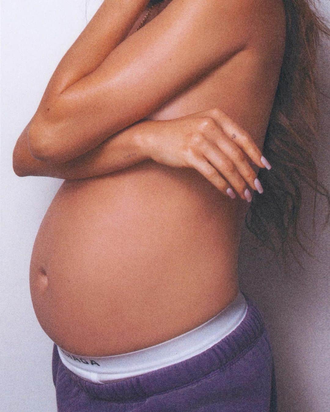 シェイ・ミッチェルのインスタグラム：「Saying goodbye to a loved one while simultaneously experiencing the joy of welcoming another into this world is the great cycle of life. It is also my most challenging season to date. I can’t help but think this was the universe’s plan all along, knowing I would need other worldly joy to cushion the blow of losing one of the most important people in my life. Yet, this is proof that love, life and loss can profoundly exist all at the same time. Gram, I miss you every day. Little one, we are so excited to meet you. I breathe a sigh of peace knowing you two are already connected in such a cosmic way.」