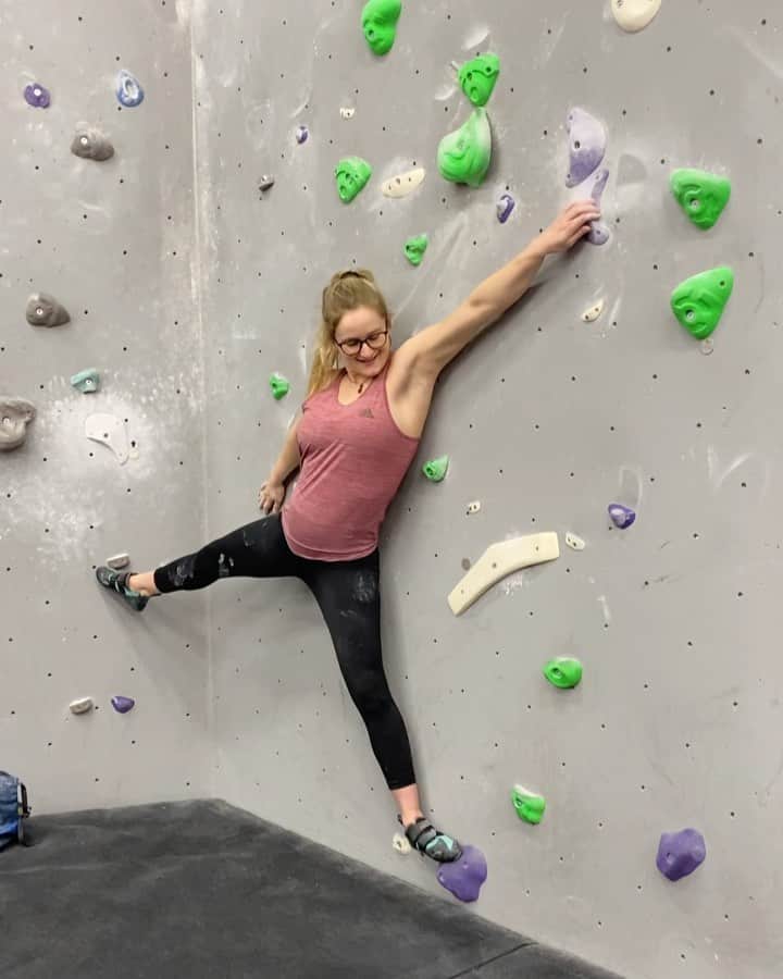 シャウナ・コックジーのインスタグラム：「Well this was fun!  I did try facing in but bump is starting to get in the way a little and this move felt impossible so I go creative 😝」