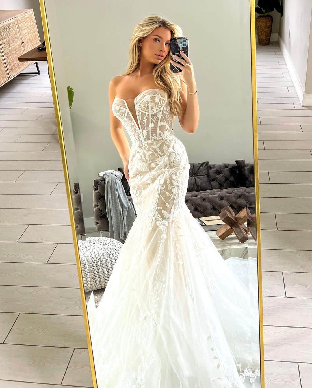 Alexa Collinsさんのインスタグラム写真 - (Alexa CollinsInstagram)「Trying on wedding dresses today from @callablanchedress! Which style do you think I’ll end up going for? #callablanchebride #callablanchedress」2月8日 5時08分 - alexacollins