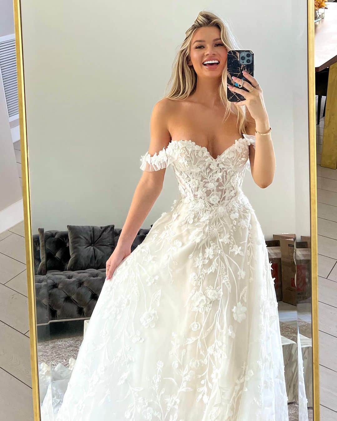 Alexa Collinsさんのインスタグラム写真 - (Alexa CollinsInstagram)「Trying on wedding dresses today from @callablanchedress! Which style do you think I’ll end up going for? #callablanchebride #callablanchedress」2月8日 5時08分 - alexacollins