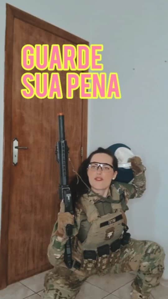 Anna Vargasのインスタグラム：「É fofo o cavalheirismo de vocês... Mas sério! Não somos de porcelana! 🖤 . #airsoft #airsoftgirl #milsim #airsoftbrasil #saveyourpityfortheweak」