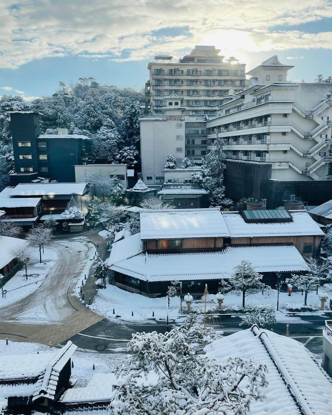 西内ひろさんのインスタグラム写真 - (西内ひろInstagram)「やっぱり美しいなぁ、雪景色☃️  タクシーの叔父様曰く 今期最後の雪なんだとか🙏  綺麗な雪景色を見られてラッキー⛄️  いつも綺麗な景色やベストなタイミングに出逢える奇跡✨ そう思い込んでいます😂🙏  #雪景色 #界加賀 #加賀温泉 #温泉 #石川 #金沢 #旅行 #旅が好きな人と繋がりたい」2月8日 7時33分 - 0214hiro