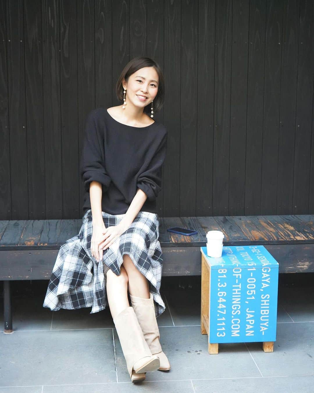 のインスタグラム：「おはよー  昨日は防寒について教えていただきまして ありがとうございました！ 超極暖＋ダウンで向かおうと思います✈︎  今日は企業様のオフィスにお伺いしてのお仕事です。 では、いってきまーす！ いってらっしゃい！  @ru.mint_shop.ce #スカート @noble.jp #春ニット @merrymerry_2010 #ピアス」