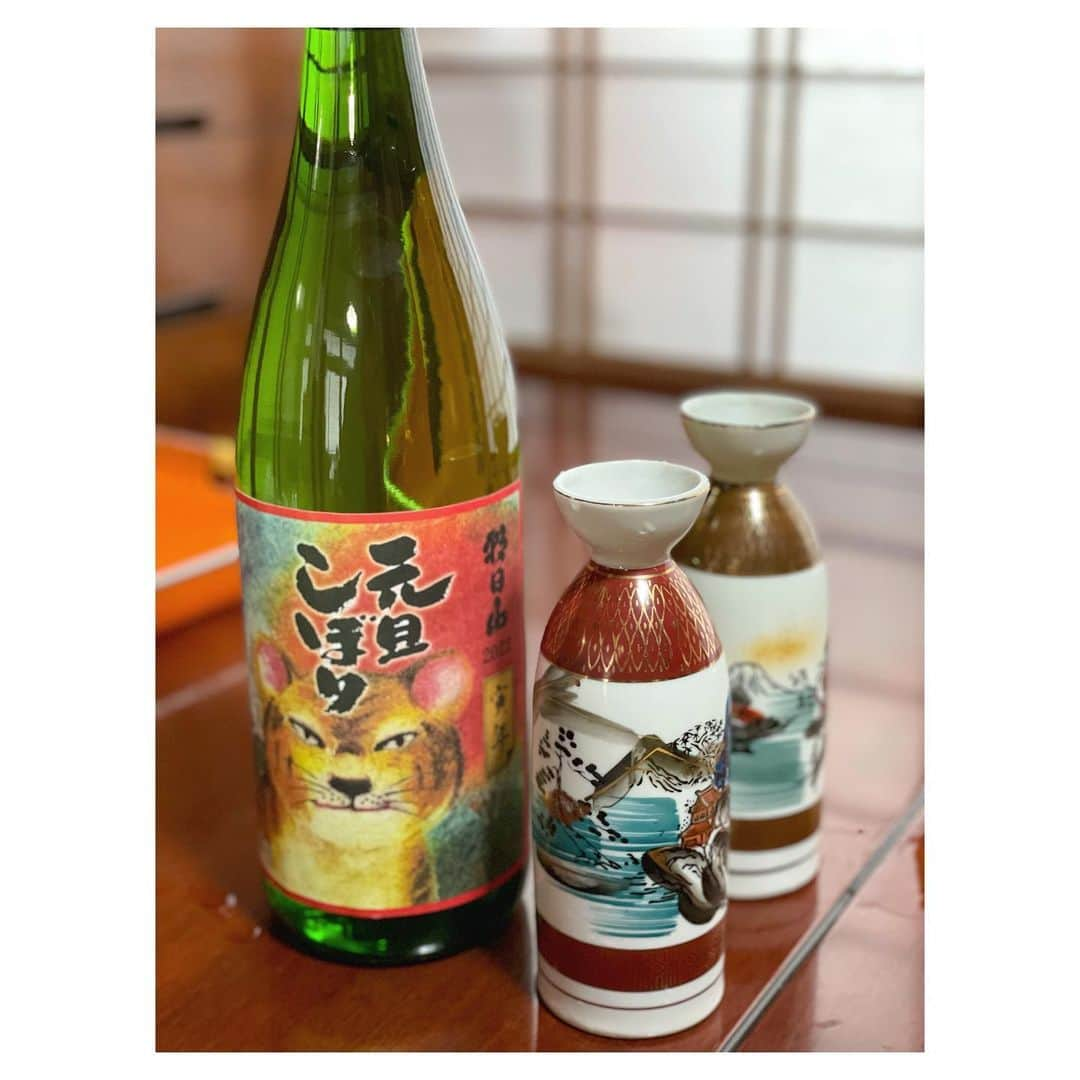 安蒜幸紀さんのインスタグラム写真 - (安蒜幸紀Instagram)「. 朝日酒造　元旦しぼり🍶 . 親戚で集まって 2022の元旦しぼりを熱燗で🤍 . 1月限定出荷のこちらの日本酒 毎年楽しみにしています🐯 . 今年も変わらず美味しい！ ご馳走様でした🙏 . #朝日酒造#元旦しぼり#元旦しぼり干支ラベル#寅年#絵馬#ラベル#新潟#日本酒#熱燗#日本酒好き」2月8日 7時49分 - ambirusaki