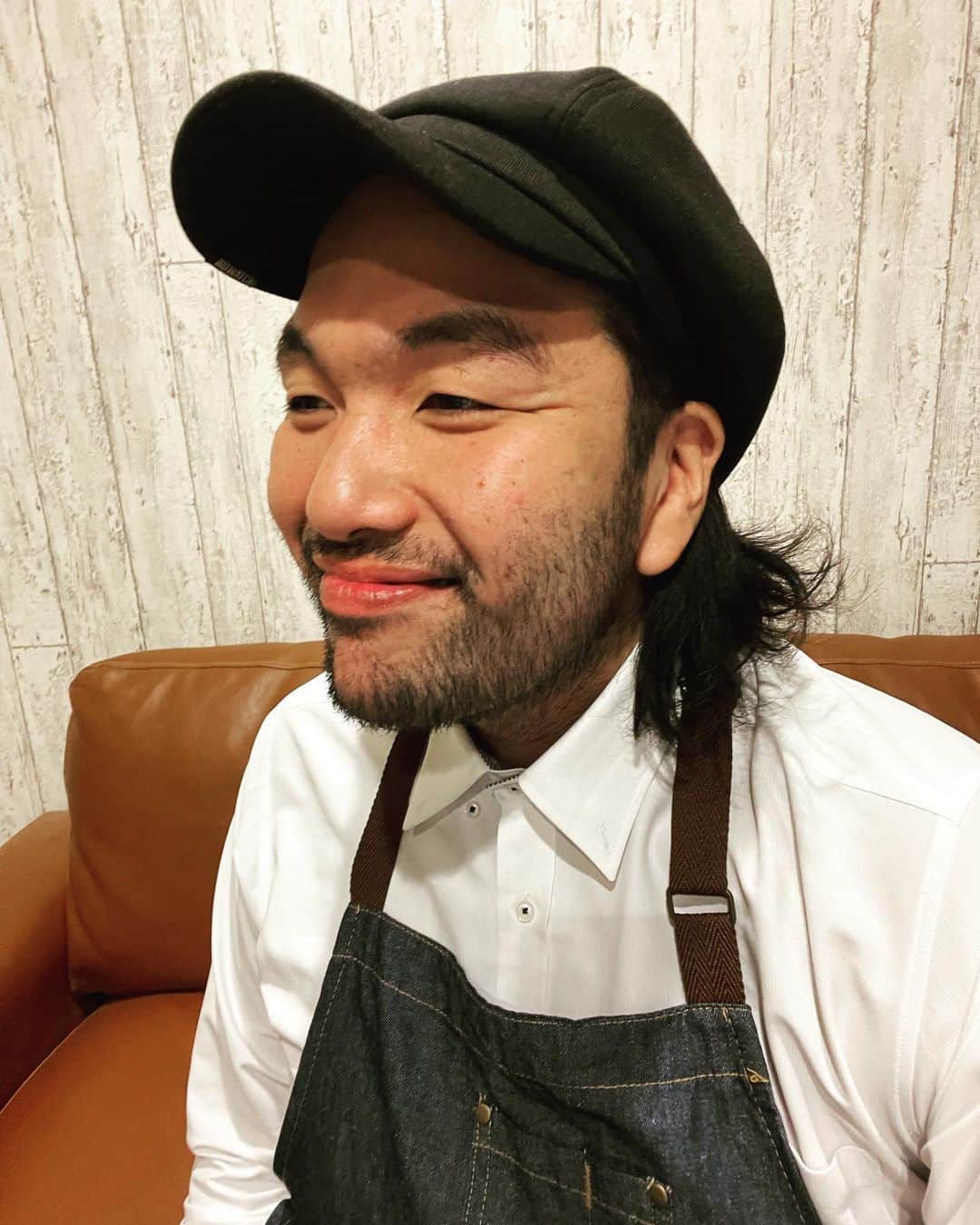 盛山晋太郎のインスタグラム：「本日から仕事に復帰しました！ 仲間達と肉バルをオープンさせた奴をテーマに療養期間を過ごしてました！ また一から頑張ります！  #普段汚い汚い言われるけど #あれは俺が出せるマックスの清潔感やったんやな #髭ほったらかしたら #不潔の集合体でした #肉バル #皆さんまたよろしくお願いします」