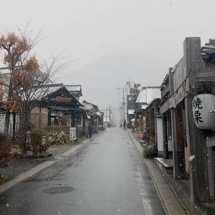 のインスタグラム：「雪が降っています☃️ お越しの際はお気をつけてお越し下さいませ‼︎  #新しいおおいた #由布院 #湯布院  #大分県 #旅館 #温泉 #旅行  #由布岳 #飯盛ヶ城 #辻馬車 #登山  #yufuin #ryokan #hinoharu #mountain #onsen #bath #travel #running #유후인 #hotsprings」